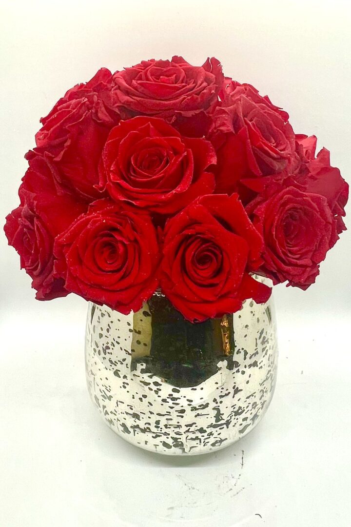 Full Love Round shaped vase with red rose