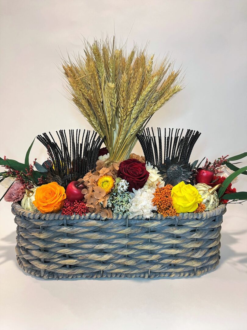 Flowers and fruits for Luxury Floral Arrangements